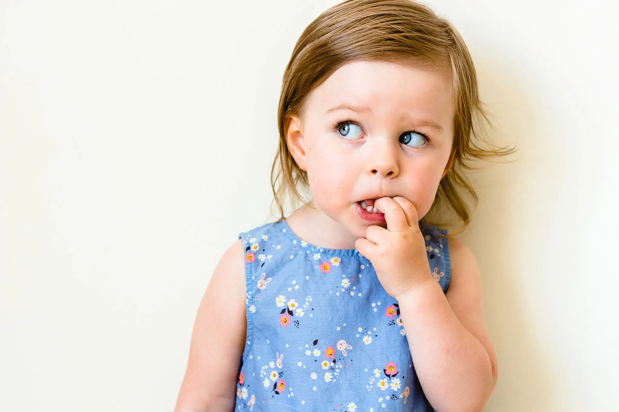 mère enceinte et jeune garçon préparant des fruits pour un smoothie